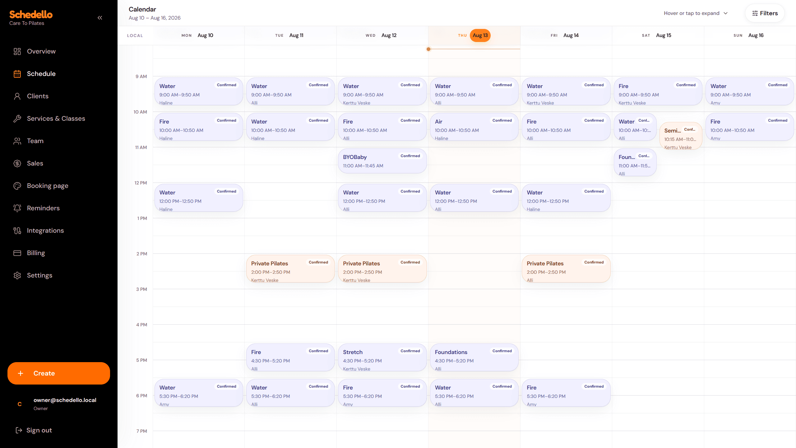 Schedello dashboard showing the weekly team schedule with private and group bookings.